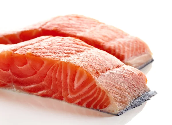 Свіже сире філе лосося ізольоване на білому — стокове фото
