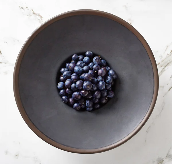 Skål med blåbär på marmor bord, från ovan — Stockfoto