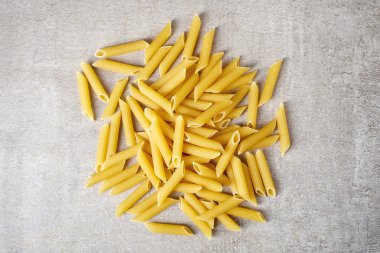 Penne makarna üzerine taş tablosundan, yukarıdaki