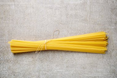 Spagetti makarna üzerine taş tablosundan, yukarıdaki