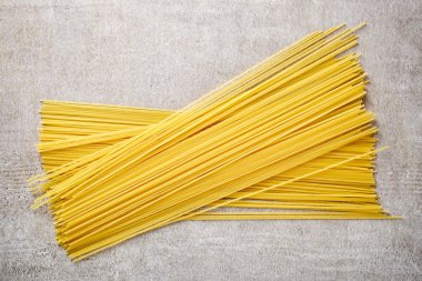 Spagetti makarna üzerine taş tablosundan, yukarıdaki