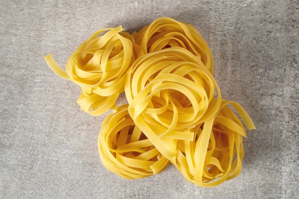 Nido de pasta de huevo en la mesa de piedra, desde arriba — Foto de Stock