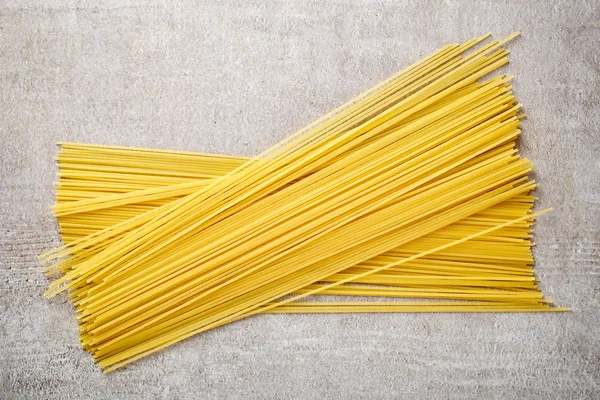 Pasta de espagueti sobre mesa de piedra, desde arriba — Foto de Stock