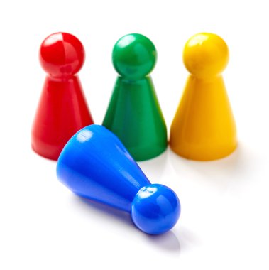 Beyaz izole renkli masa oyunu parçaları