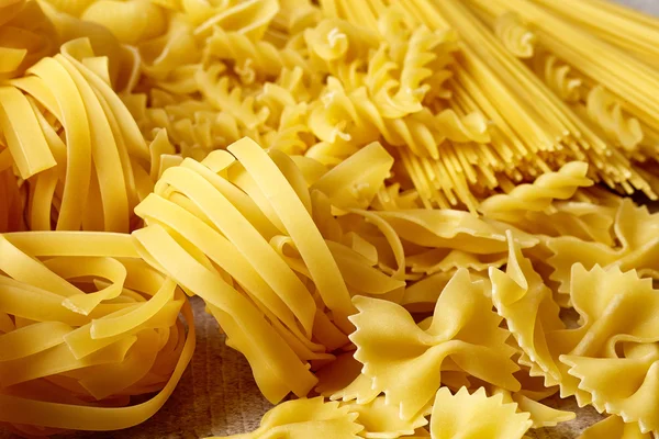 Varios tipos de pasta en la mesa de piedra — Foto de Stock