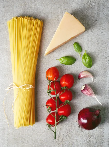 Pasta de espaguetis, queso y verduras en la mesa de piedra gris, superior — Foto de Stock