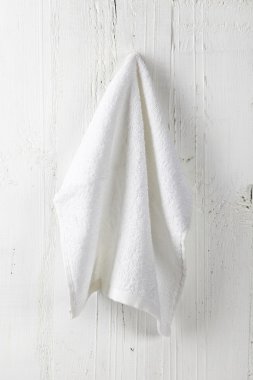 Banyo duvara asılı temiz ve yumuşak havlu