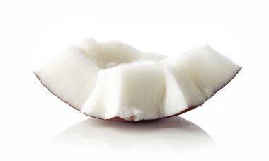 Hindistan cevizi parça üzerinde beyaz izole