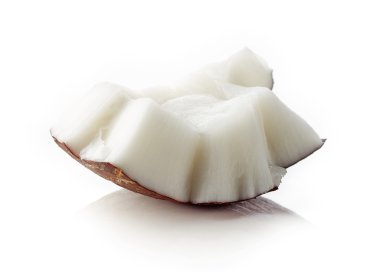 Hindistan cevizi parça üzerinde beyaz izole