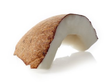 Hindistan cevizi parça üzerinde beyaz izole