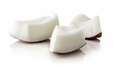 Hindistan cevizi yakın çekim üzerinde beyaz izole