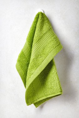 Banyo duvara asılı temiz ve yumuşak havlu