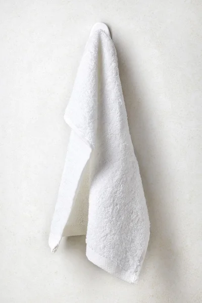 Ren och mjuk handduk hängande på väggen för badrum — Stockfoto