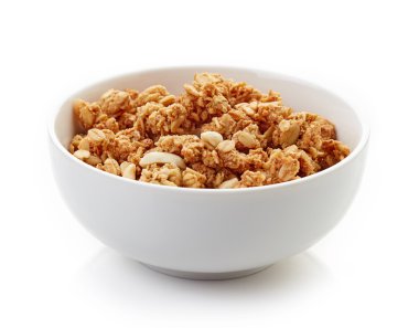 Bir kase dolusu tahıllı müsli beyaza izole edilmiş.