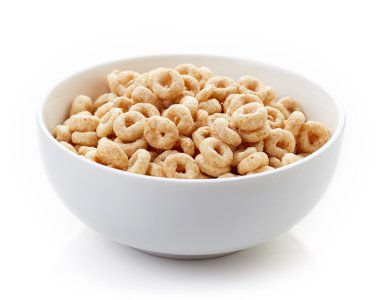 Bütün tahıl Cheerios tahıl üzerinde beyaz izole kase