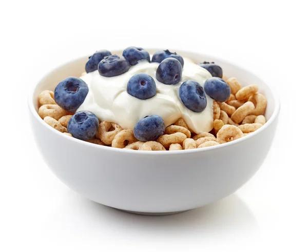 Schüssel Vollkorn-Cheerios-Müsli mit Blaubeeren und Joghurt — Stockfoto