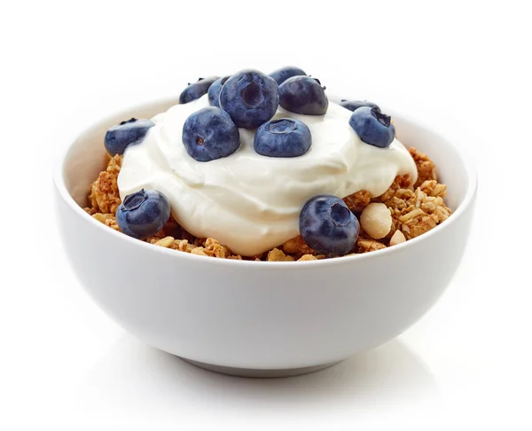 Miskę pełnoziarniste musli z jogurtem i jagód na białym tle — Zdjęcie stockowe