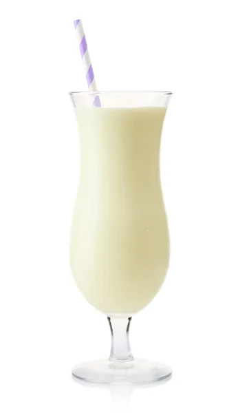 Copo de milkshake de baunilha isolado em branco — Fotografia de Stock