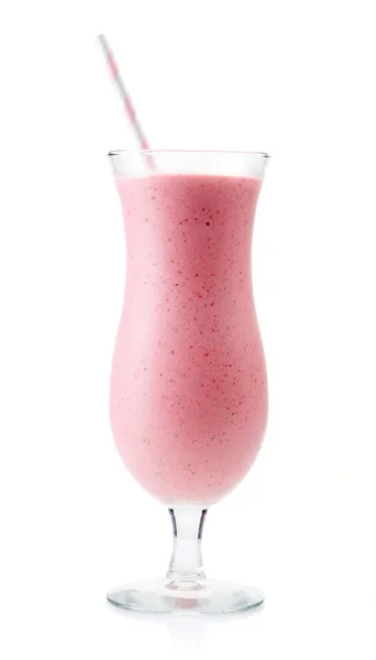 Стакан клубничного молочного коктейля, изолированный на белом — стоковое фото