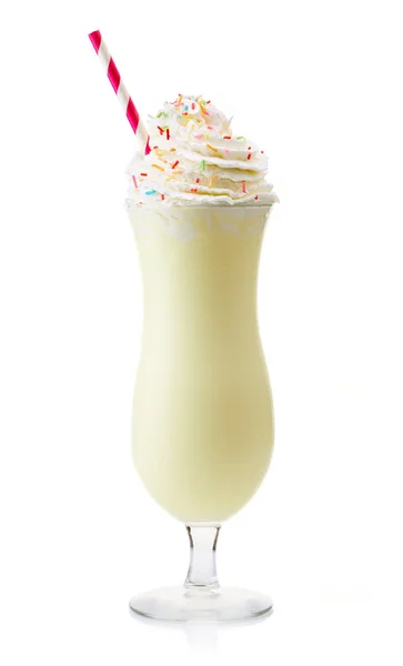 Copo de milkshake de baunilha com chantilly isolado em branco — Fotografia de Stock