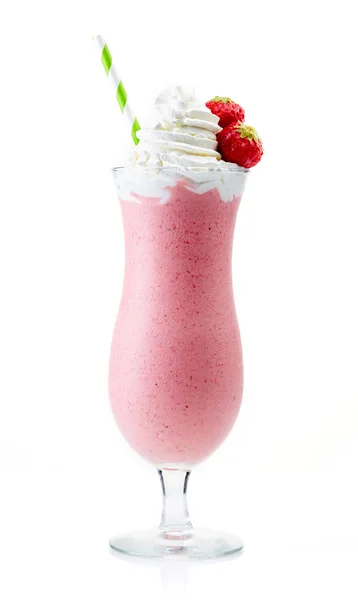 Glas aardbei milkshake met opgeklopte slagroom en vers stro Stockfoto