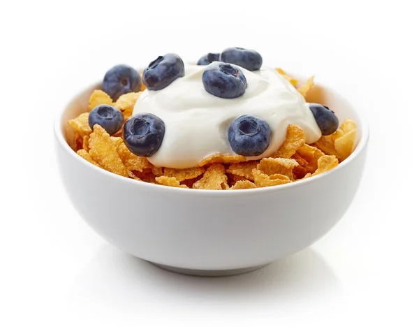 Ciotola di corn flakes e mirtilli con yogurt isolato su whit — Foto Stock