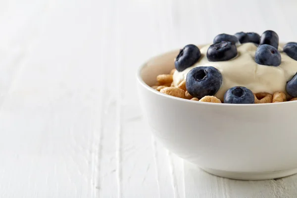 Tigela de cereais integrais Cheerios Cereal com mirtilos e iogurte — Fotografia de Stock