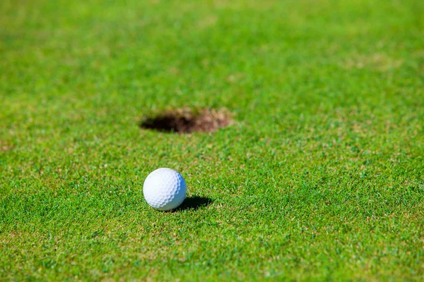 Golfbal en de hole — Stockfoto