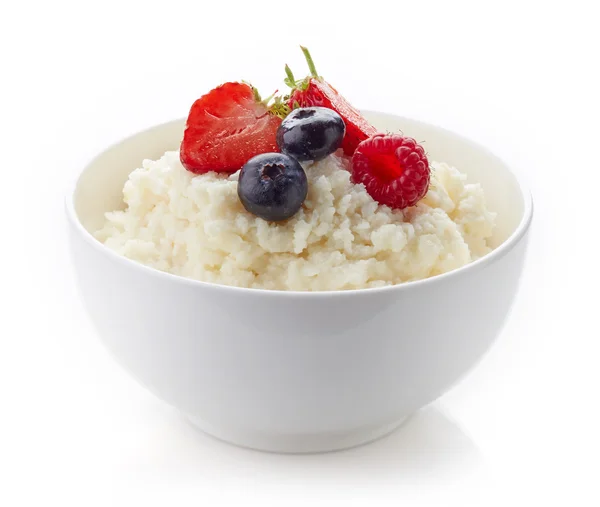 Tigela de flocos de arroz mingau isolado em branco — Fotografia de Stock