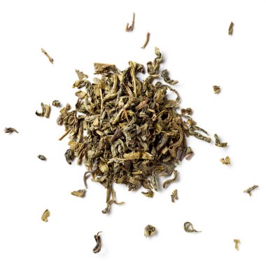 Beyaz arkaplanda izole edilmiş kurumuş yeşil çay yaprakları yığını; üst görünüm