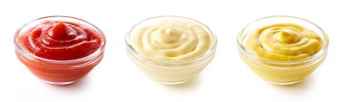 Beyaz arka planda izole edilmiş ketçap mayonez ve hardal kaseleri.