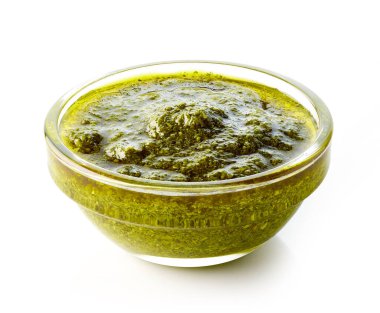 Beyaz arka planda izole edilmiş yeşil pesto sosu, üst görünüm