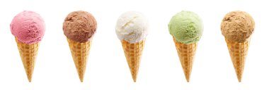 Çilekli, çikolatalı, yeşil vanilyalı, şam fıstıklı ve karamel dondurmalı waffle külahları beyaz arka planda izole edilmiş.