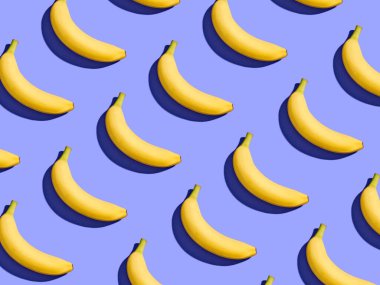 Mor arkaplanda renkli muz deseni, yukarıdan, sert gölge