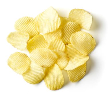 Beyaz arka planda izole edilmiş patates cipsi yığını.