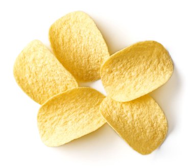 Beyaz arka planda izole edilmiş tuzlu patates cipsi yığını.
