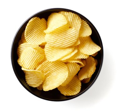 Beyaz arka planda izole edilmiş dalgalı patates cipsi kasesi.