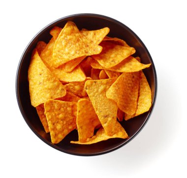 Beyaz arka planda izole edilmiş mısır cipsi kasesi.