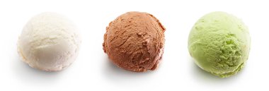 Beyaz arka planda izole edilmiş çeşitli dondurma kepçeleri ya da toplar. Vanilya, çikolata, fıstık aromalı
