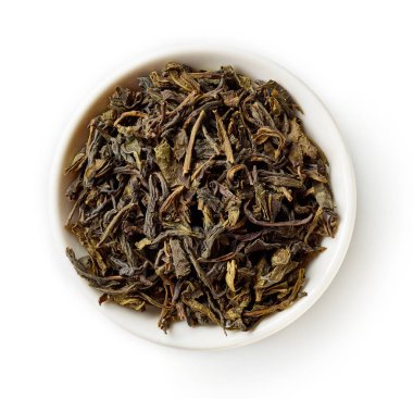 Beyaz arka planda izole edilmiş beyaz kase kurutulmuş ginseng yeşil çay yaprakları; üst görünüm