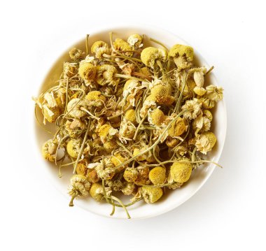 Beyaz zemin üzerinde izole edilmiş beyaz papatya çayı kasesi; üst görünüm