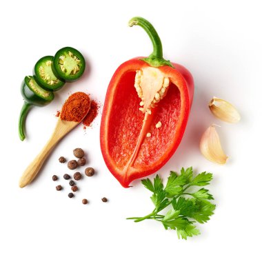 Jalapeno biberi, kırmızı dolma biber, sarımsak, maydanoz, karabiber ve beyaz arka planda izole edilmiş paprika tozu.