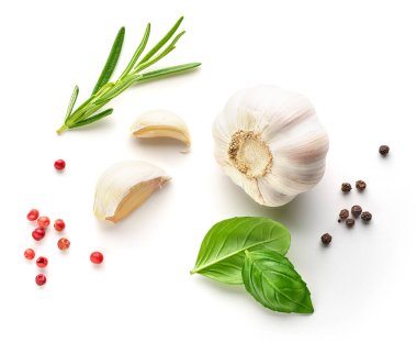 Baharat seti - kırmızı biber, karabiber, sarımsak topuzu ve karanfil, fesleğen yaprağı ve kekik beyaz arka planda izole edilmiş, üst manzara