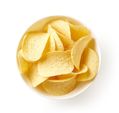 Beyaz arka planda izole edilmiş bir kase tuzlu patates cipsi.