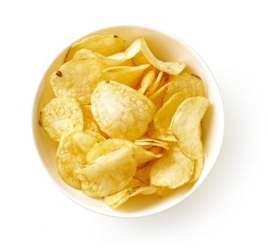 Beyaz arka planda izole edilmiş bir kase sade patates cipsi.
