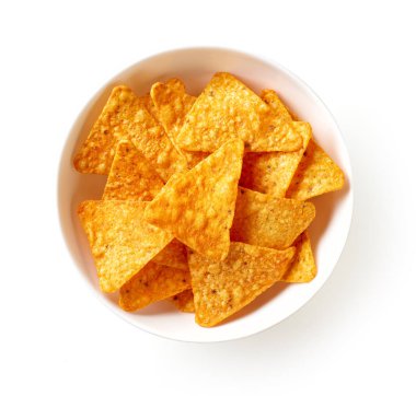 Beyaz arka planda izole edilmiş mısır cipsi kasesi.