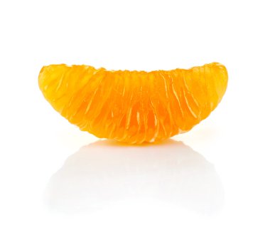 Mandarin beyaz zemin üzerine dilim