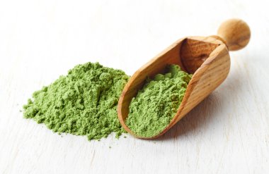 Genç arpa veya buğday çimen, detoks superfood, beyaz arka plan