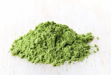 Genç arpa veya buğday çimen, detoks superfood, beyaz arka plan