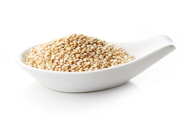 Λευκό quinoa σε λευκό πορσελάνινο κουτάλι — Φωτογραφία Αρχείου